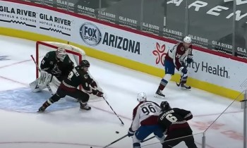 Une belle passe à l'aveugle de Nathan MacKinnon à Mikko Rantanen