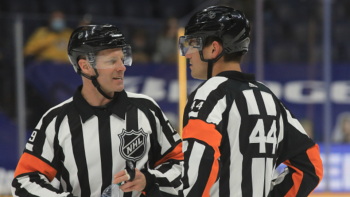 Un arbitre de NHL dans de sales draps et la ligue bien embarrassée