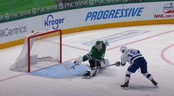 Un sacré arrêt de Jake Oettinger sur Ondrej Palat