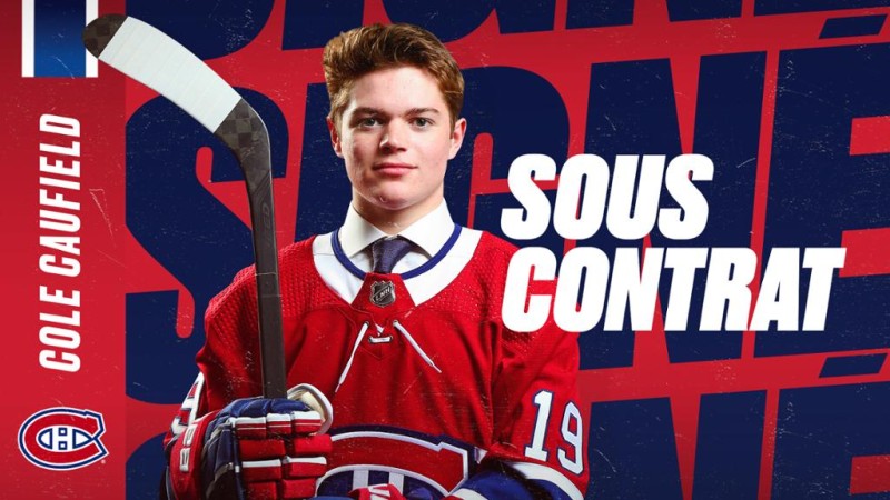 Cole Caufield signe son contrat d'entrée avec le Canadien
