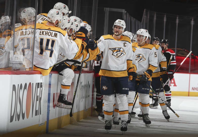 Roman Josi offre la victoire à Nashville malgré deux points de Pius Suter, doublé pour Simon Knak