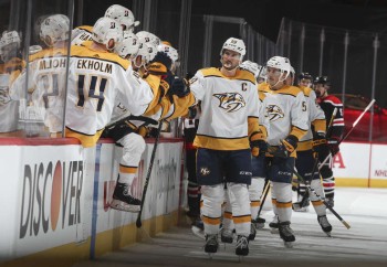 Roman Josi offre la victoire à Nashville malgré deux points de Pius Suter, doublé pour Simon Knak