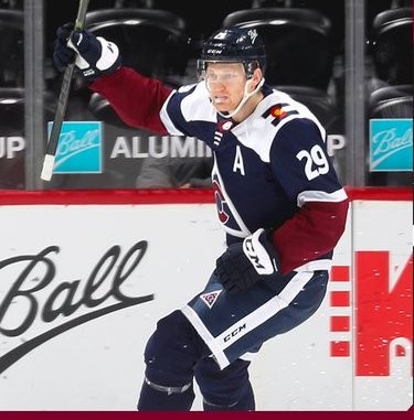 Nathan MacKinnon égale une marque de Peter Forsberg