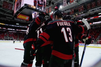 Les Hurricanes s'imposent face aux Predators, soirée à oublier pour Nico Hischier