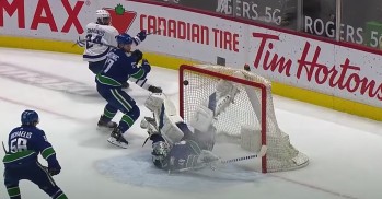 Braden Holtby effectue un arrêt bien peu conventionnel