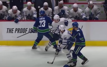 Un  bien vilain geste d'Alex Edler sur Zach Hyman