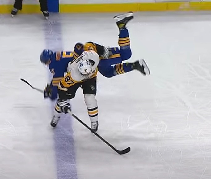 Rasmus Ristolainen s'envole après un hip check de Sidney Crosby