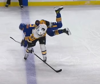 Rasmus Ristolainen s'envole après un hip check de Sidney Crosby