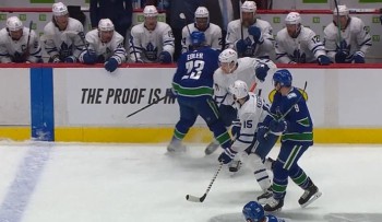 Deux matchs et 103'000 dollars d'amende contre Alexander Edler pour son coup de genou