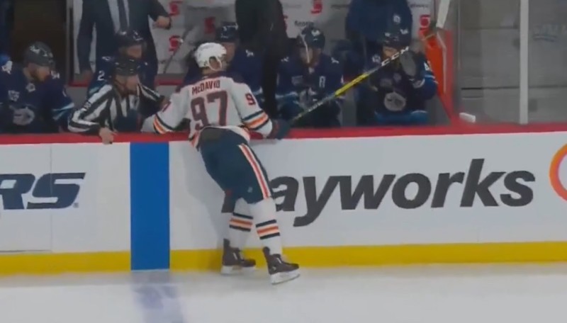 Les juges de ligne s'effacent également face à Connor McDavid