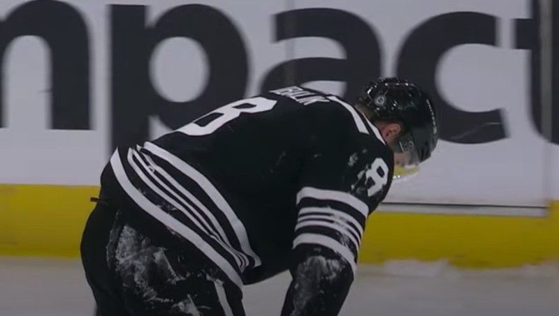 Un vilain geste de Luke Schenn sur Dominik Kubalik