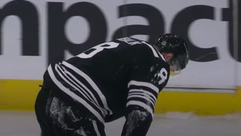 Un vilain geste de Luke Schenn sur Dominik Kubalik