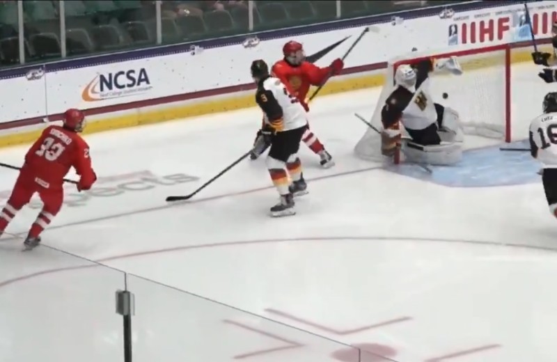 Matvei Michkov marque un hat trick dont ce petit bijou