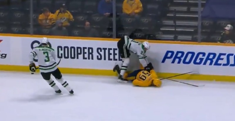 Roman Josi frappe durement la glace