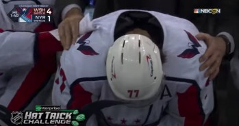 Soirée émotionnelle pour T.J. Oshie qui marque un hattrick un jour après avoir perdu son père