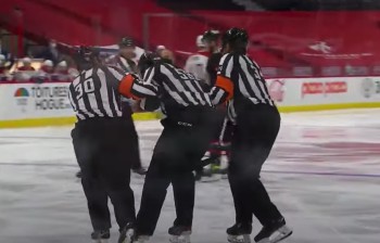 Un juge de ligne méchamment touché par un puck