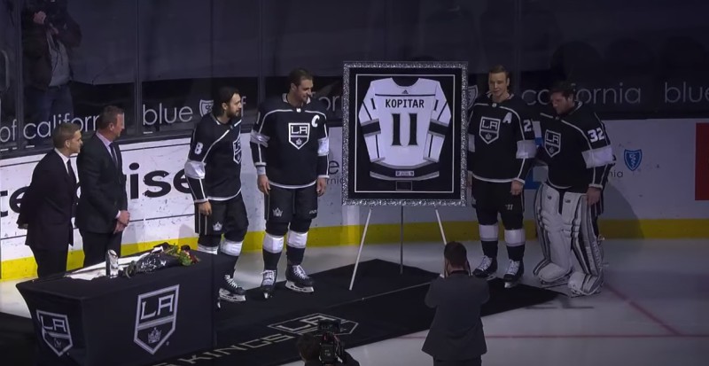 Les Kings célèbrent les 1'000 matchs d'Anze Kopitar
