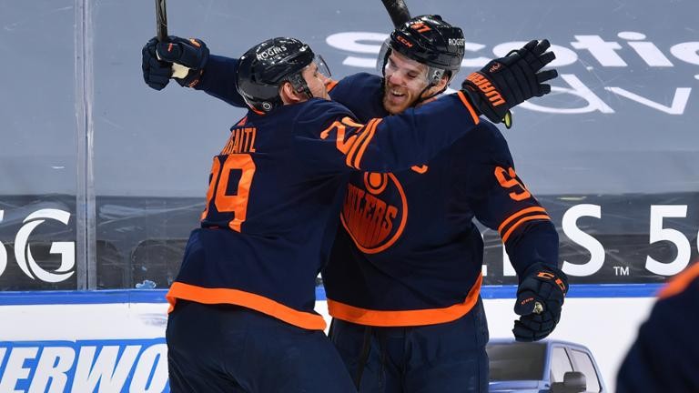 Connor McDavid inscrit son 100e point à son 53e match, et aurait pu en accumuler 154 dans une saison normale
