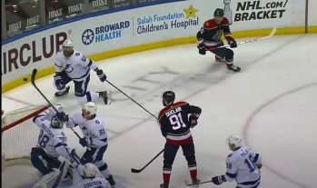 Un puck un peu capricieux fini au fonds des buts d'Andrei Vasilevskiy