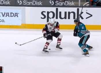 Erik Karlsson s'amuse avec Phil Kessel