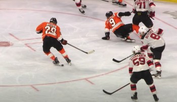 Une déviation du patin tout simplement parfaite de Claude Giroux
