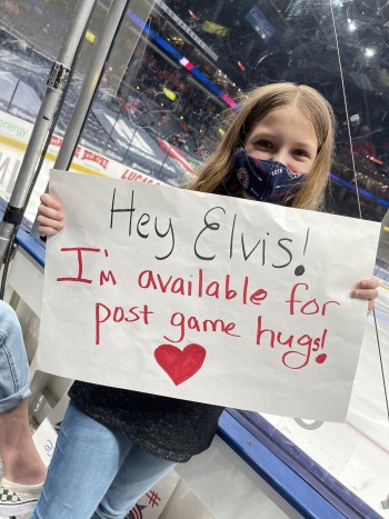 Une jeune fan vient au secours d'Elvis Merzlikins