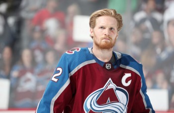 Gabriel Landeskog dépasse une marque de Peter Forsberg