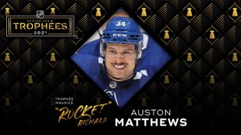 Auston Matthews met la main sur le trophée Maurice-Richard