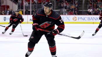Nino Niederreiter pourrait manquer toute la série face au Lightning
