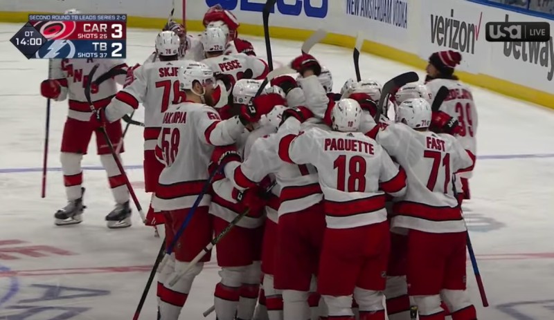 Les Hurricanes signent leur première victoire face au Lightning, Boston prend les devants