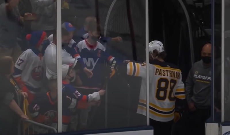 David Pastrnak offre sa crosse à un jeune fan des Islanders qui ne l'avait pourtant pas ménagé