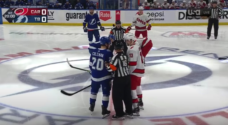 Blake Coleman et Warren Foegele ont débuté leur match... sur le banc des pénalités