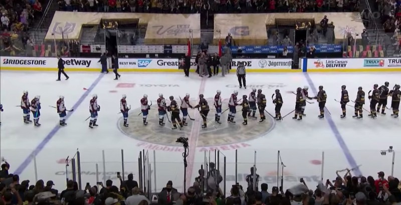 Poignées de main finales entre Vegas Golden Knights et Colorado Avalanche
