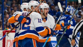 Les Islanders remportent la première manche face au Lightning