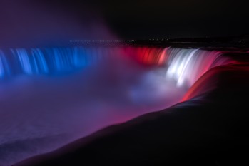 Les chutes du Niagara aux couleurs du Canadien