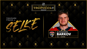 Aleksander Barkov met la main sur le trophée Selke
