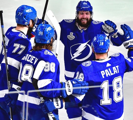 NHL : le Lightning remporte nettement la première manche