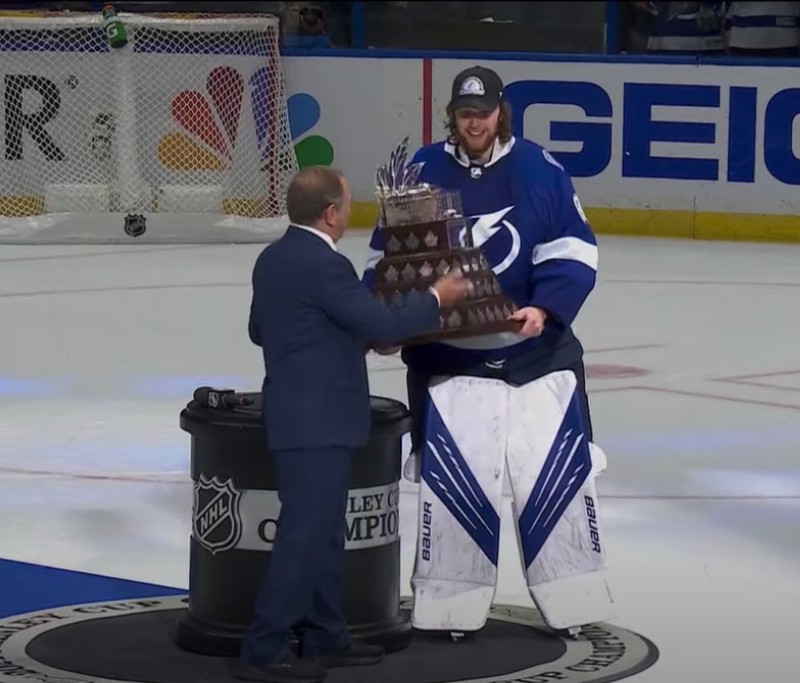 Andrei Vasilevskiy met la main sur le trophée Conn-Smythe