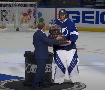 Andrei Vasilevskiy met la main sur le trophée Conn-Smythe