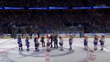 La poignée de main finale entre les deux équipes
