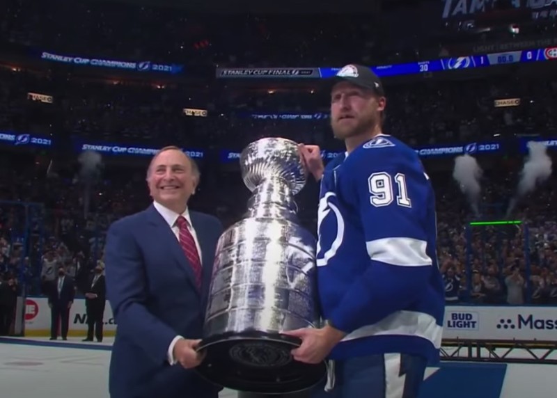 Les joueurs du Lightning soulèvent un à un le précieux trophée