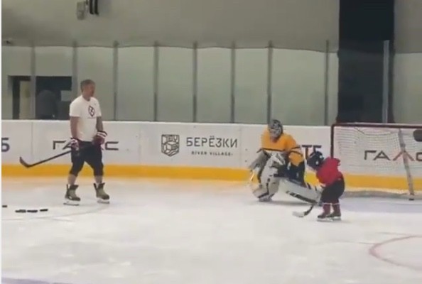 Sergei Ovechkin n'a pas encore le slapshot de son père mais s'en rapproche