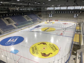 La glace du nouveau stade d'Ambrì Piotta sera très colorée
