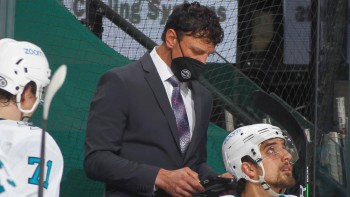 Ne pouvant se faire vacciner, un coach assistant des Sharks est forcé de démissionner