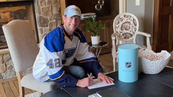 David Backes signe un contrat d'un jour avec St. Louis