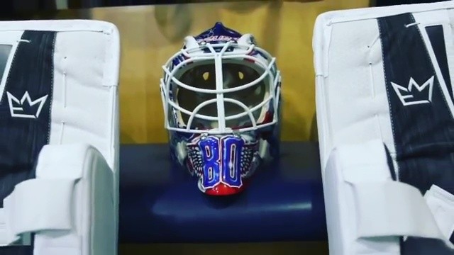 Elvis Merzlikins rend également hommage à Mattis Kivlenieks avec son nouveau masque