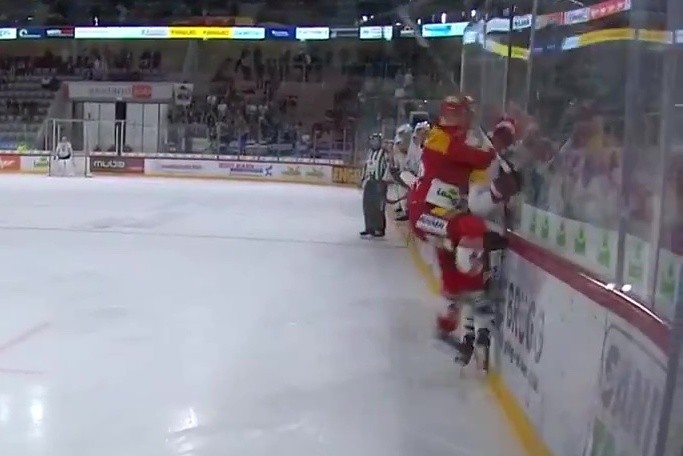 Analyse critique de la suspension de seulement un match de Viktor Lööv pour sa faute contre Ryan Gunderson