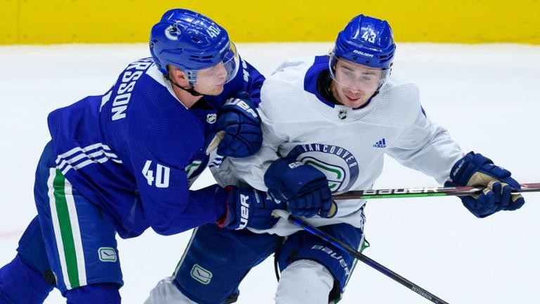 Toujours sans entente, Elias Pettersson et Quinn Hughes absents du début du camp des Canucks