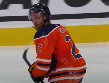 Duncan Keith ne sort pas indemne de cette grosse charge de Tyler Myers