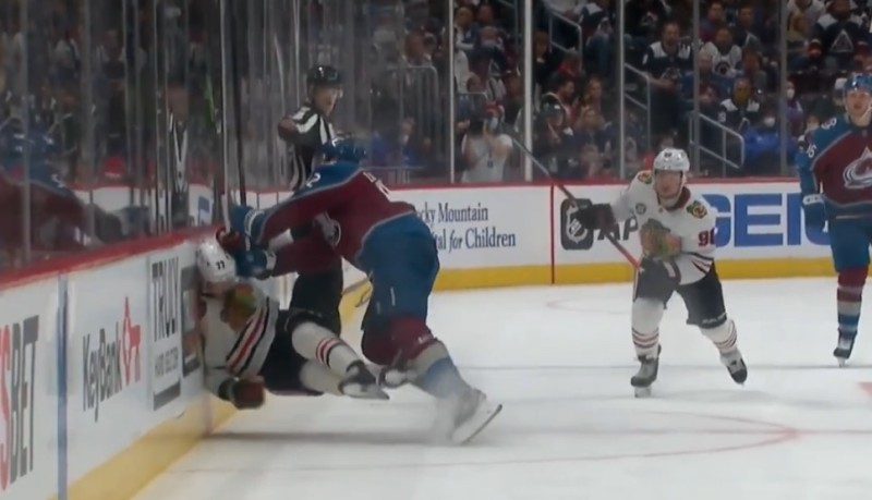 Une bien vilaine charge de Gabriel Landeskog sur Kirby Dach qui sera sans doute bien plus sanctionnée